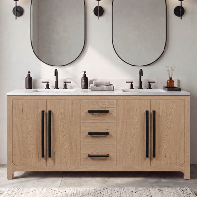 Meuble-lavabo double rectangulaire Graelyn de 183 cm (72 po) avec comptoir en marbre blanc de Carrare reconstitué, fini chêne vieilli et quincaillerie noire mate.