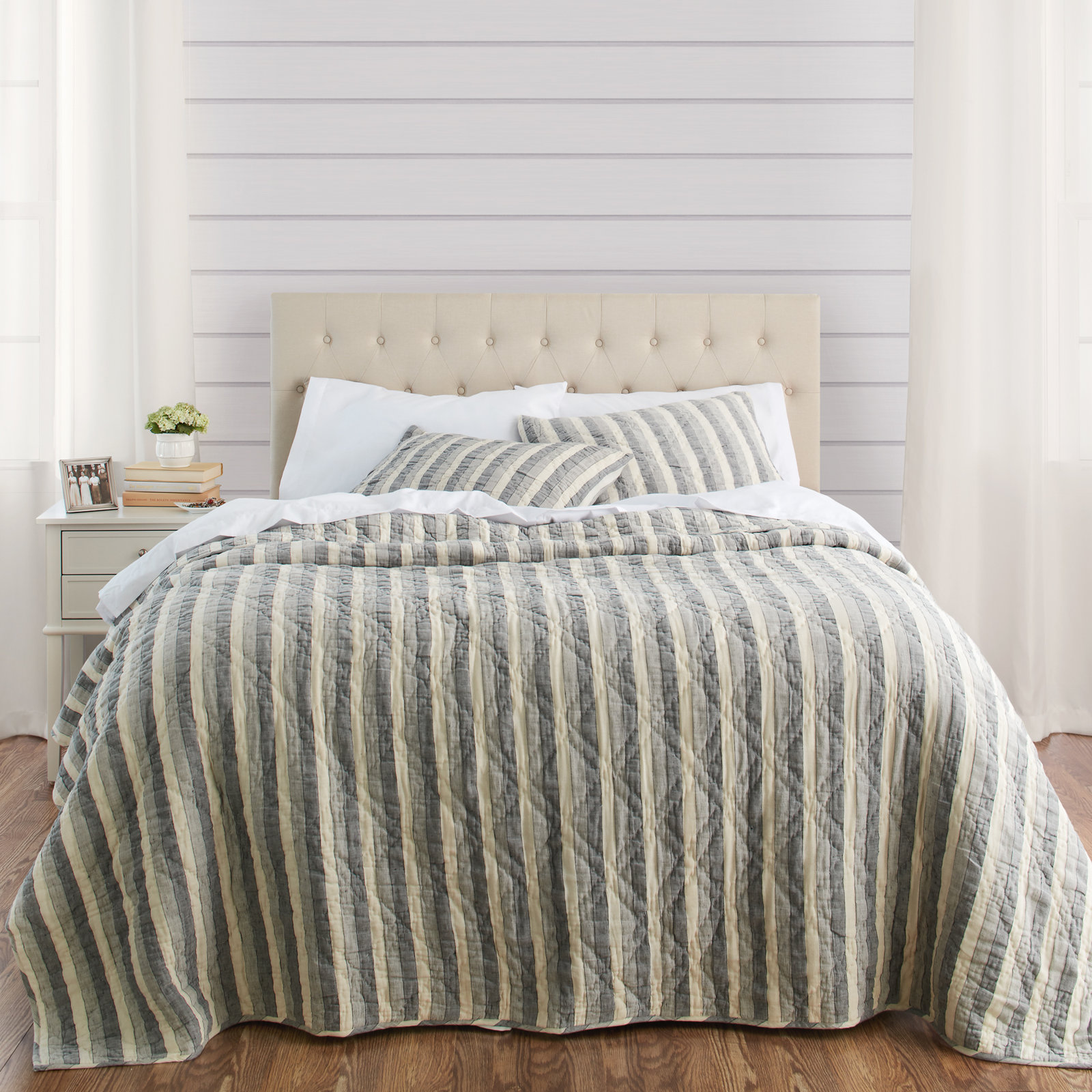 Armond Linen Quilt Set, King Quilt + 2 Shams