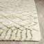 Tapis en laine et coton ivoire et vert à motif géométrique touffeté à la main Benyam-652277910