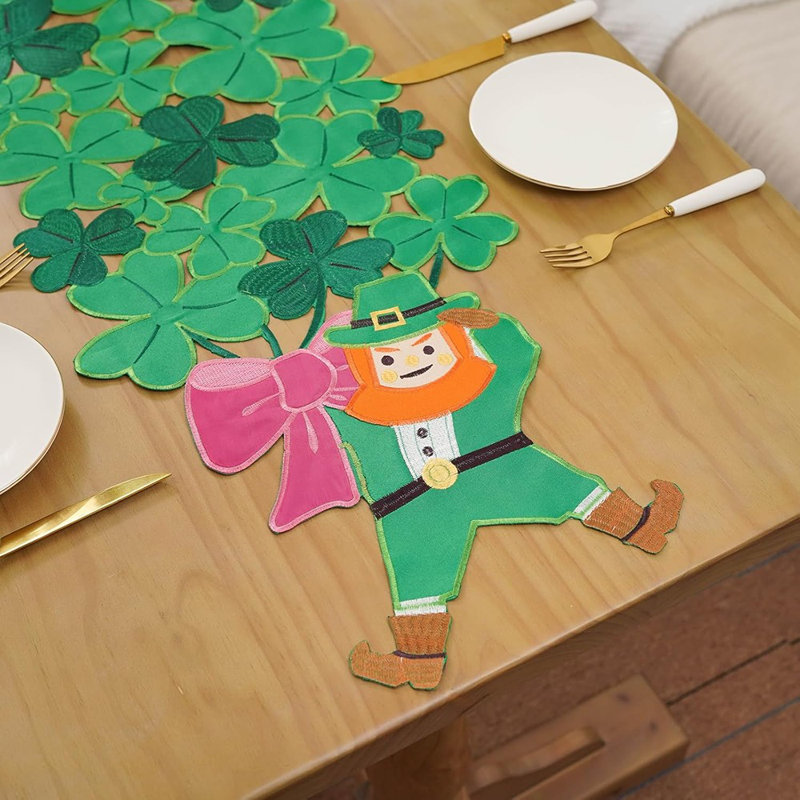 Chemin de table brodé Leprechauns And Shamrocks