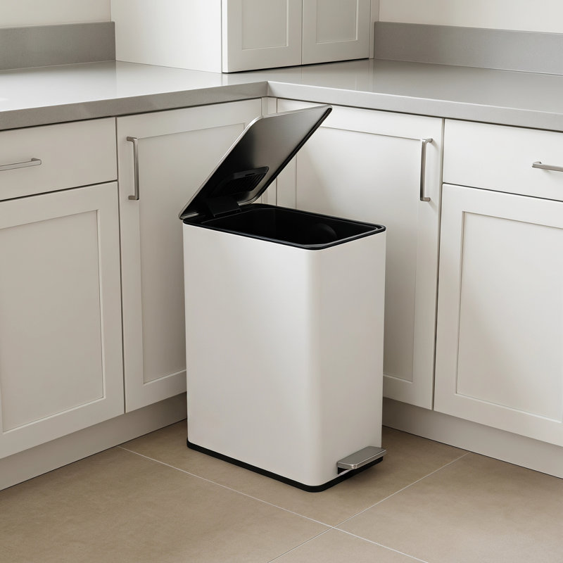 Poubelle rectangulaire argentée de 15 L (4 gal) argentée en acier inoxydable, à ouverture par pédale, avec bac intérieur amovible et poignée latérale pour une utilisation quotidienne à l’intérieur.