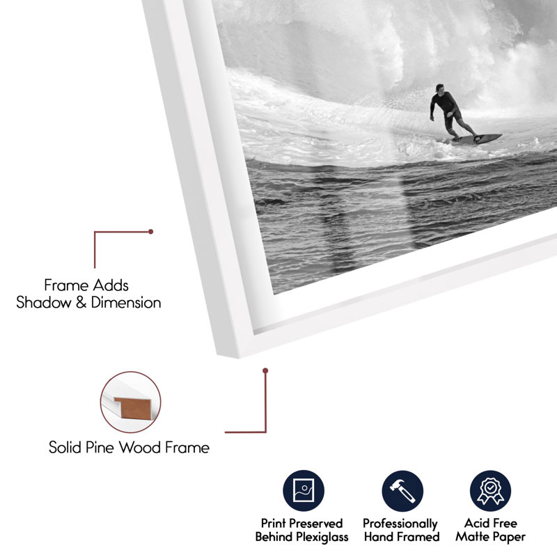 «David Fleetham - Surfer at Peahi Shadowbox Print» par Notoriart, H 25 po x l 17 po, Blanc