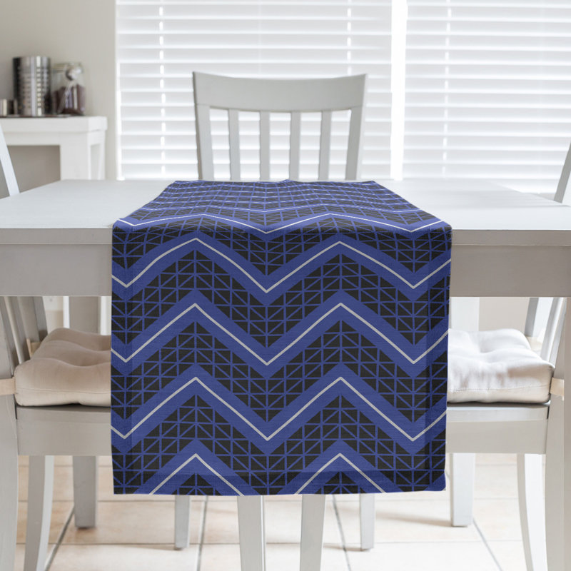 Chemin de table à chevrons à la main classic Stephenie, Bleu ciel/noir, 16 po x 90 po