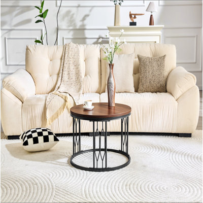 Table basse ronde en panneau de fibres à densité moyenne de 27,5 pouces de diamètre. Une table basse ronde pour le salon au design industriel rustique, avec des pieds en métal robustes et un assemblage facile.
