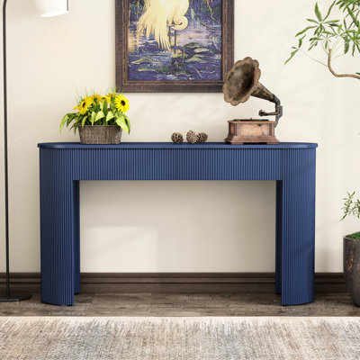 Table d'entrée en bleu marine. Minimaliste moderne avec détails cannelés et 2 tiroirs. Rangement fonctionnel pour le salon. Console de rangement courbée avec pieds courbés et stabilité. Table design. Tiroirs essentiels du quotidien.