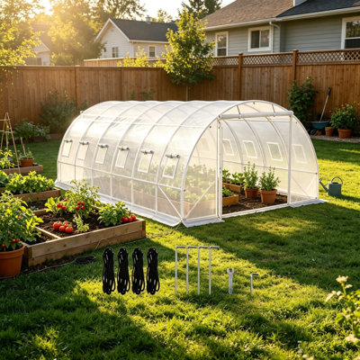 Serre tunnel portable de 6 x 3 x 2,1 m (20 x 10 x 7 pi) avec arceaux en acier galvanisé, 3 poutres supérieures, poteaux diagonaux, 2 portes à fermeture éclair et 12 fenêtres enroulables (blanc).