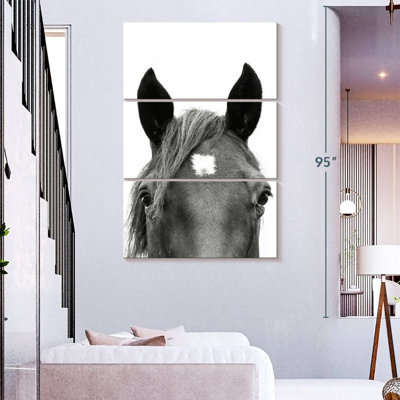 Brampt regardant un cheval en noir et blanc