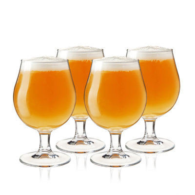 Verres à bière et tulipes