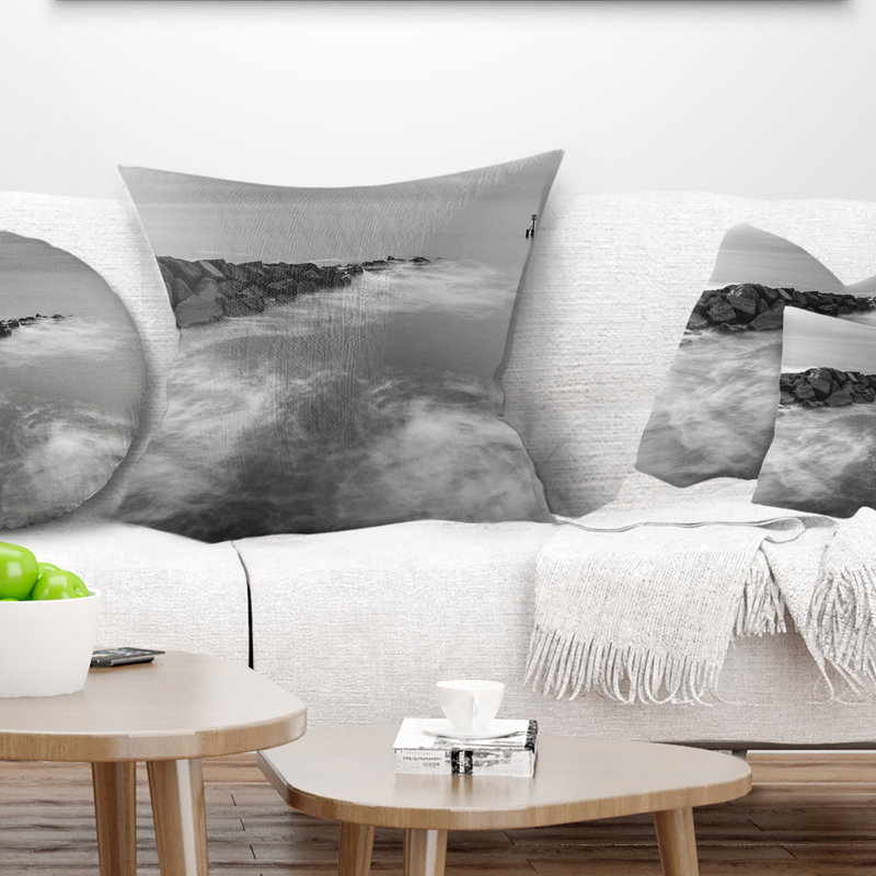Coussin Milky Waves Splashing Over Rocks - Sea & Shore, 16 po x 1 po, Coussin décoratif