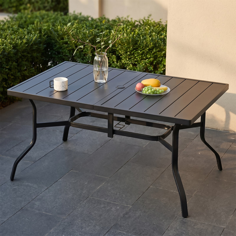 Table de salle à manger rectangulaire avec cadre en acier noir et trou pour parasol