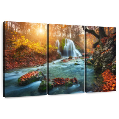 Cascade de la forêt automnale d'Alvord