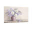 Arrangement floral de plantes et fleurs dans un vase mauve sur une surface en pierre-267510551