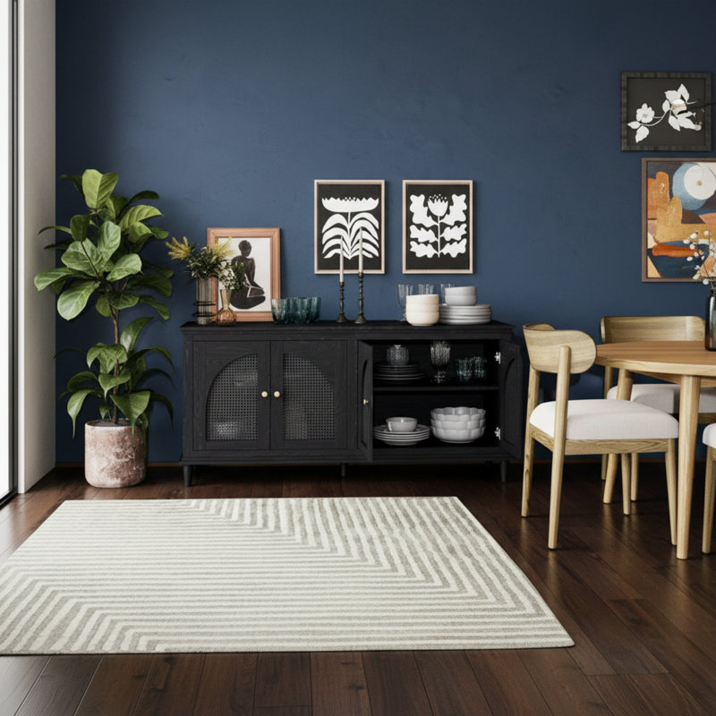 Ce buffet à quatre portes de grande capacité est doté de deux tablettes réglables et d'une finition texturée noire, ce qui le rend à la fois pratique et esthétique.