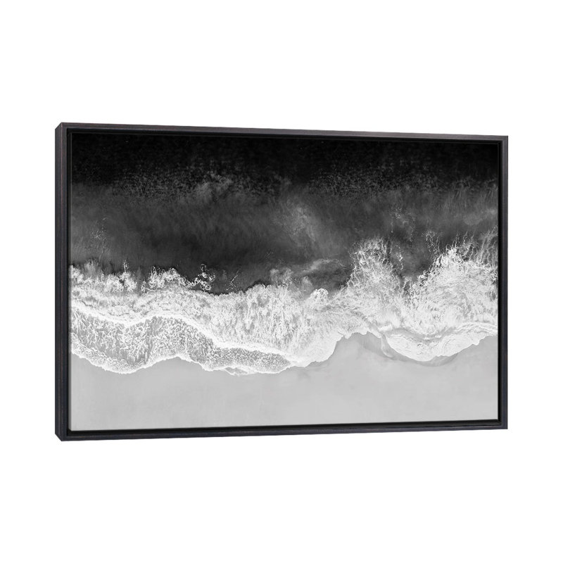 Vagues en noir, gris et blanc par Maggie Olsen, H 26 po x l 40 po, Noir patiné, Impression encadrée
