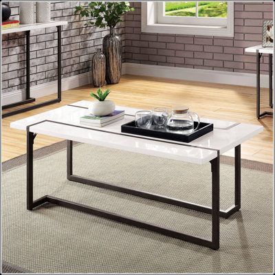 Table basse moderne et moderne avec pieds en métal extensibles et plateau laqué ultrabrillant pour des espaces de vie élégants