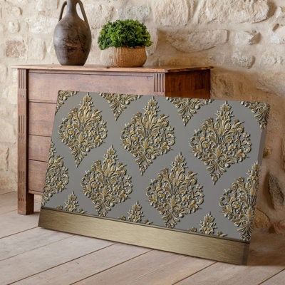 La toile crée un design de papier peint élégant avec un motif damassé complexe en or chatoyant contre un taupe doux