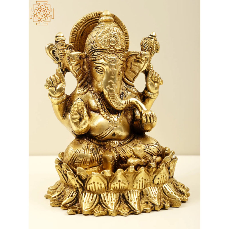 Petit dieu Ganesha assis sur un lotus