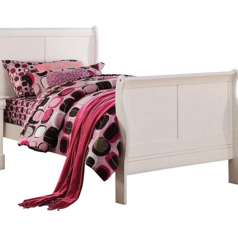 Lit simple blanc avec espace supplémentaire en bois massif et pour plus de confort dans une chambre à coucher confortable et élégante