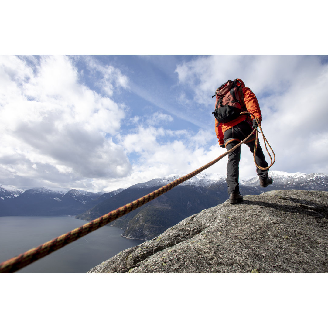 Bergsteiger wandert am Berg entlang by AscentXmedia - Drucken