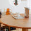 Table ronde chaleureuse en bois massif