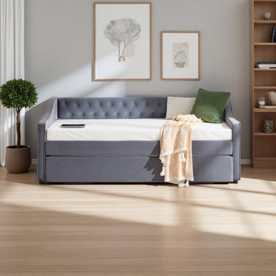 Lit de jour simple rembourré avec lit gigogne, port USB, poches latérales, lit de jour en velours avec bouton sur le dos et passepoil sur les accoudoirs ondulés pour la chambre d'amis