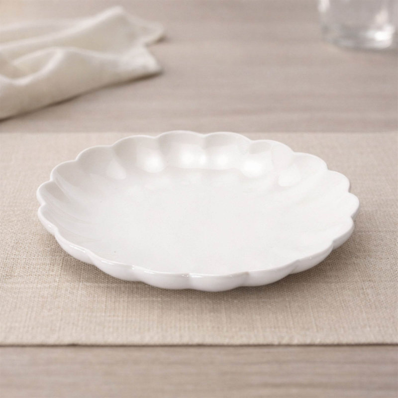 Assiette plate en grès blanc festonné