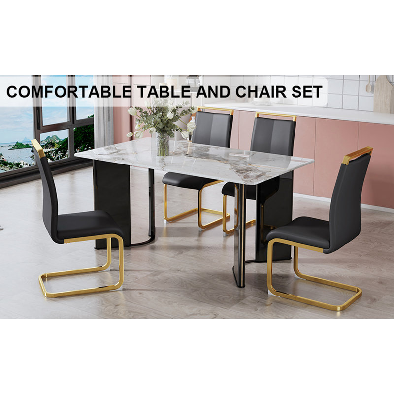 Ensemble de table et de chaises. 1 table et 4 chaises rembourrées en PU de couleur dorée