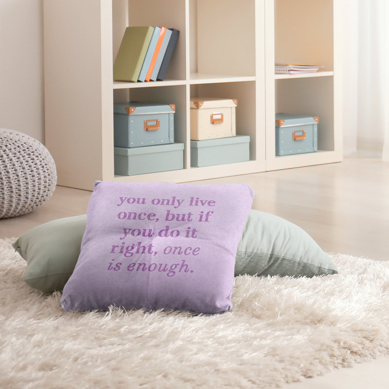 Coussin intérieur/extérieur que vous ne vivez qu’une fois intérieur/extérieur, Violet, 26 po x 26 po
