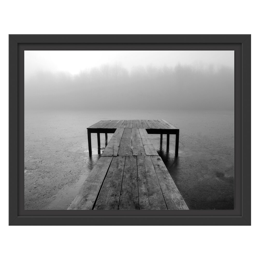 Gerahmtes Wandbild Steg am See Nebel