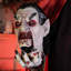 Haunted Hill Farm 5 pi 11 po vampire décapité tenant une tête d'Halloween animatronique avec mouvement et yeux rouges à DEL
