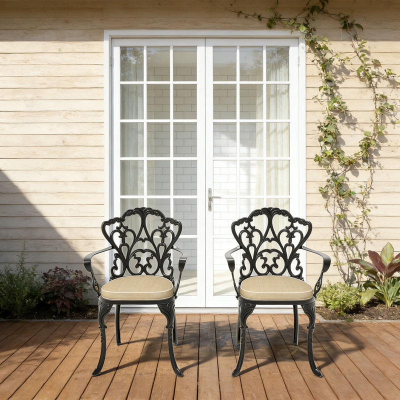 Fauteuil de patio en fonte d'aluminium avec structure noire et coussins de couleur beige