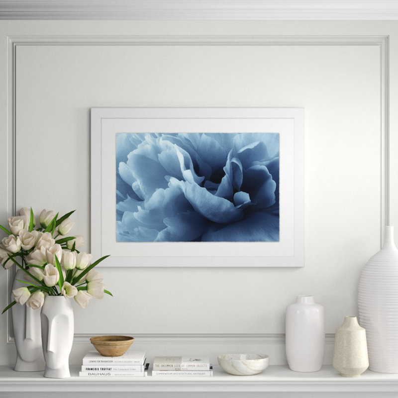 Flower Macro' Framed Graphic Art Print on Glass