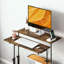 Bureau debout ajustable avec plateau inclinable, roulettes et tablette