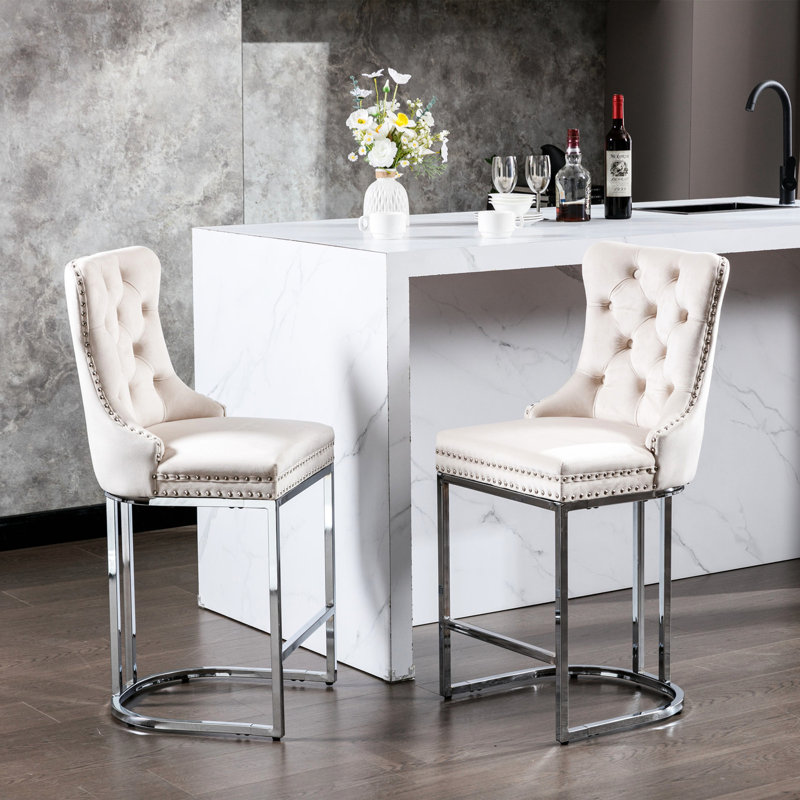 26 tabourets de bar à hauteur de comptoir de 26 po, de 2, dossier en velours moderne et garniture de rivets, pieds en métal chromé, tabourets de style îlot de cuisine beige et 2 tabourets de garniture. Base solide. Coussin à ressorts. Beige. Convient à la maison