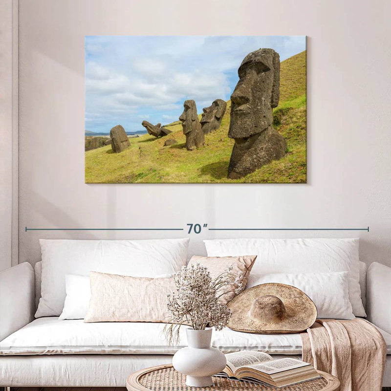 Nicci Moais à Rano Raraku, H 30 po x l 45 po