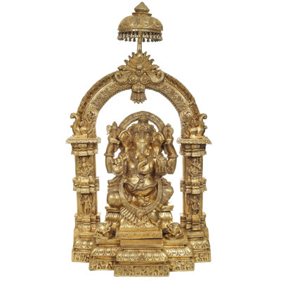 Grande statue de seigneur Ganesha avec un prabhavali traditionnel et un parasol