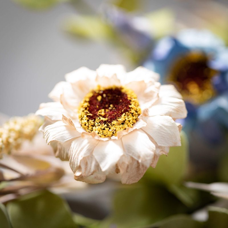 Couronne en plastique artificielle avec fleurs sauvages, H 13 po x l 13 po x P 4,5 po