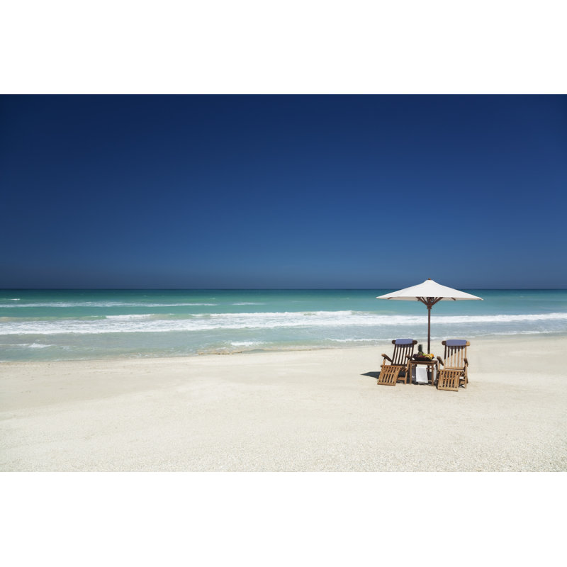 Chaises avec parasol blanc sur une plage par Cd Wheatley, H 12 po x l 18 po
