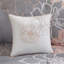Couette en coton imprimé King Size - Gris/pêche avec rembourrage et oreillers à motifs.