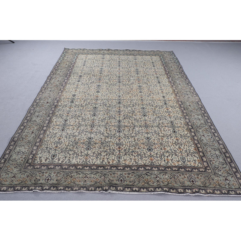 Authentique grand tapis turc au design tribal idéal pour accentuer votre espace de salon dans un magnifique ton beige