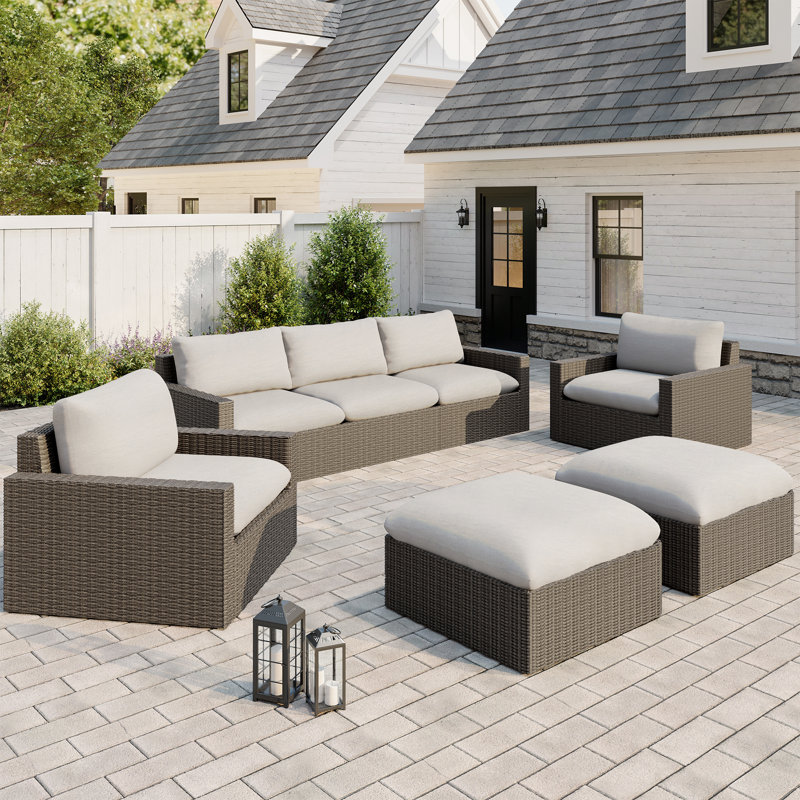 Dumont 7-Piece Wicker Patio Conversation Set With Beige Cushions, 5 pièces: fauteuil, 2 canapés sans accoudoirs, 2