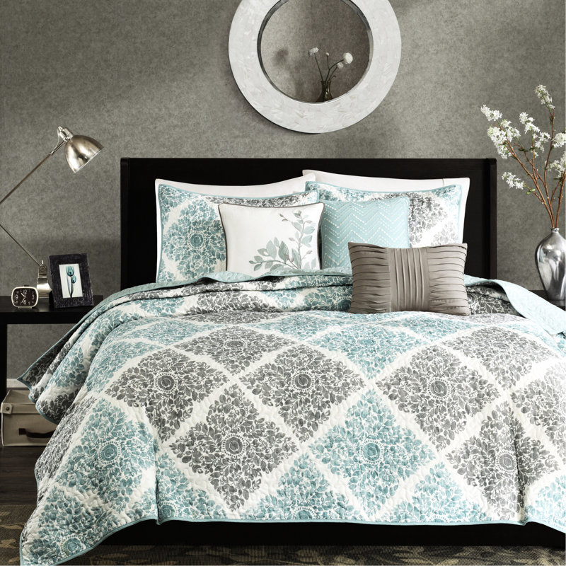 Courtepointe 6 pièces. Réversible, microfibre, matelassage vermicelle, 2 taies décoratives, 3 coussins, très grand / très grand. Pièce, réversible avec imprimé feuille de diamant, rembourrage 100% microfibre, coussins