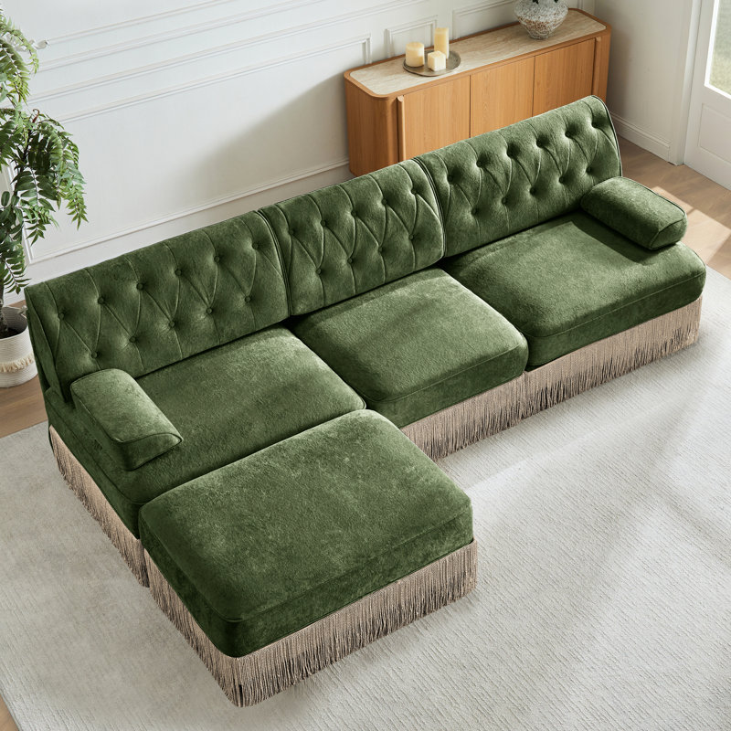 Canapé 3 places en velours avec boutons et base assortie pour une ambiance rétro. Jupe à franges ajustable d'inspiration française.