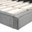 Grand lit plateforme moderne en velours gris avec espace de couchage stable et solide-420342815