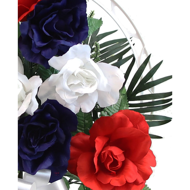 Arrangement de roses dans un panier, Bleu / rouge / blanc