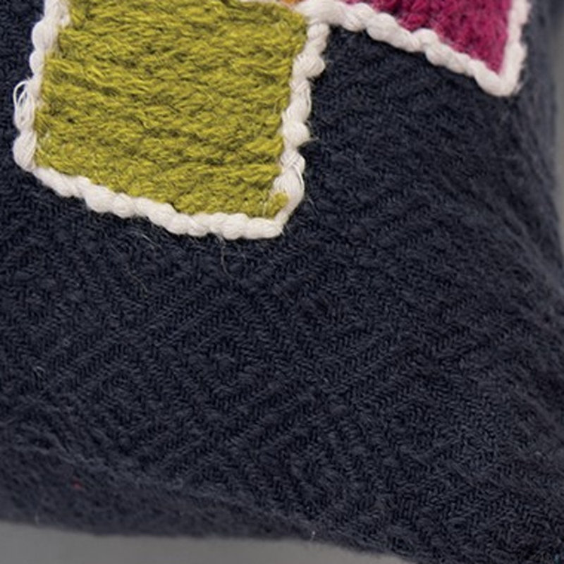 Coussin décoratif bleu marine à motifs tribaux brodés