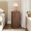 Table d'appoint cannelée de 23,6 po avec 3 tiroirs, table de bout avec station de charge et table de chevet courbée pour le salon et la chambre à coucher