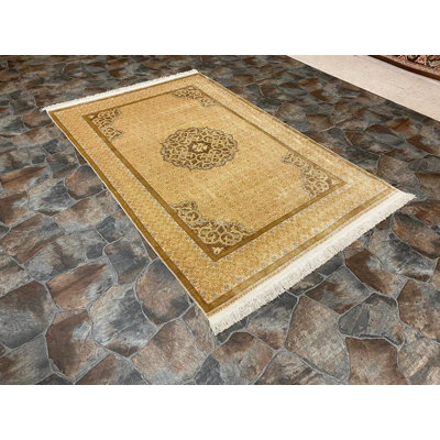 Tapis floral en soie fait à la main 4 pi 6 po x 6 pi 11 po