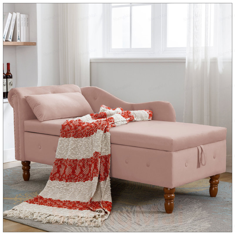 Luxueuse chaise longue en velours avec rangement, accoudoirs roulés et garniture cloutée pour les chambres et les salons modernes