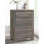 La commode et la commode avec une finition en bois rustique et des poignées subtiles combinent charme rétro et rangement spacieux pour la chambre à coucher